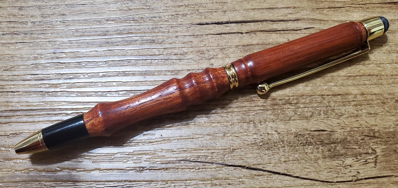 Stylo en bois rouge